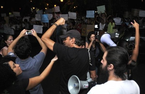 Protesto reuniu cerca de 300 pessoas em frente à igreja de Ribeirão Preto  (Sérgio Masson/ Gazeta de Ribeirão )