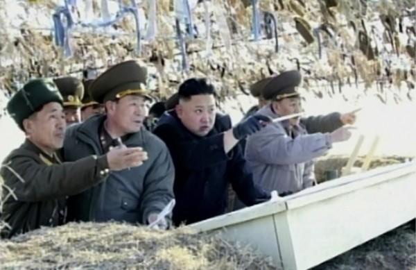 O dirigente da Coreia do Norte, Kim Jong-un (de preto), com artilheiros marítimos (France Press)