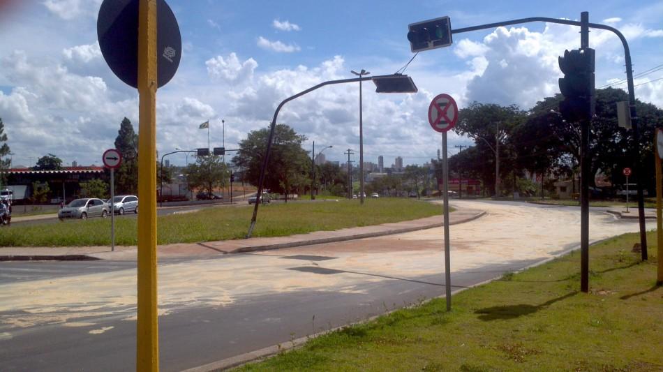 Avenida Nações Unidas permanece interditada e coberta com pó de serra (Carolina Bataier)