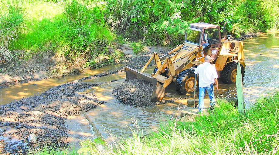 Operários tentam reconstruir barragem após rompimento (Divulgação)