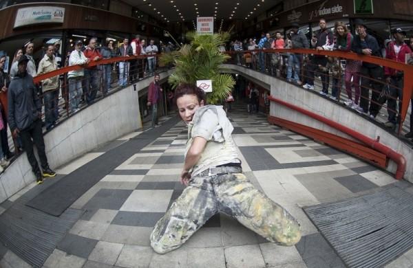 Espetáculo de uma das 26 companhias que foram contempladas pelo programa municipal de incentivo à dança. (Agência Brasil)