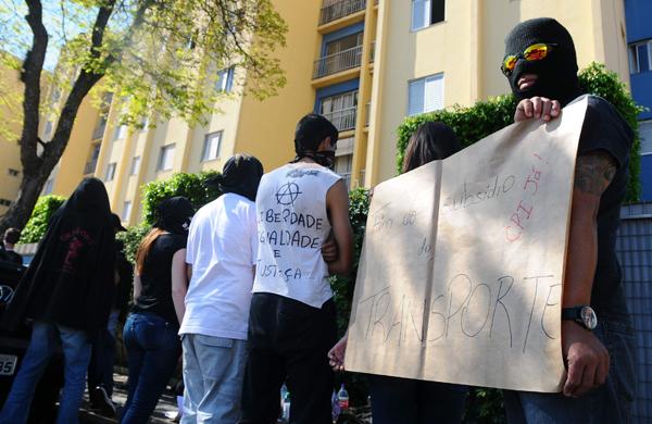 Black Blocs chegaram por volta de 20h do sábado e prometem permanecer até serem atendidos pelo político (Érica Dezonne/AAN)