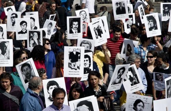 Parentes de vítimas da repressão exibiam 2 mil fotografias de detidos e desaparecidos (France Press)