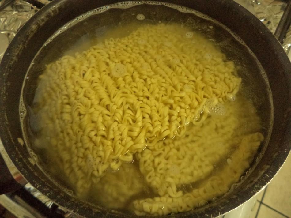 Sapateiro foi para o fogão preparar um macarrão instantâneo (Divulgação)