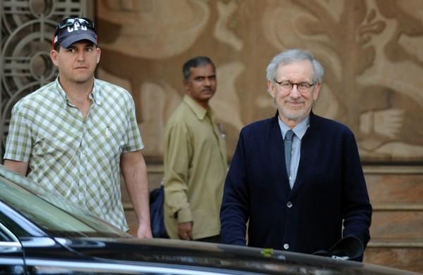Steven Spielberg ao lado do magnata indiano Anil Ambani (France Press)