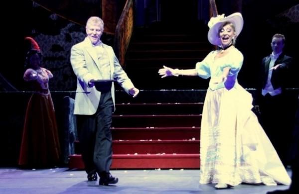 Miguel Falabella e Marília Pera em cena do musical "Alô, Dolly!" (Divulgação)