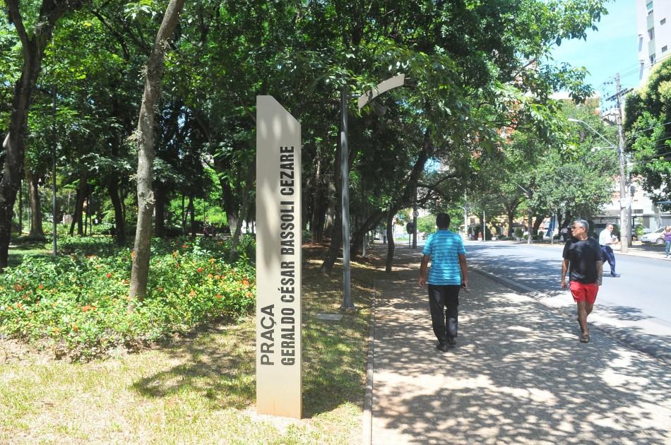 Totem com o novo nome da praça histórica, troca que surpreendeu moradores na semana passada (César Rodrigues/AAN)