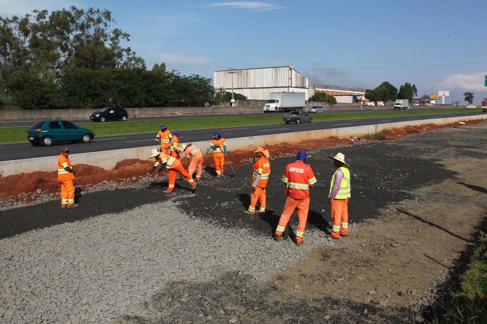 Funcionários da concessionária AutoBAn trabalham na Anhanguera (Leandro Ferreira/AAN)
