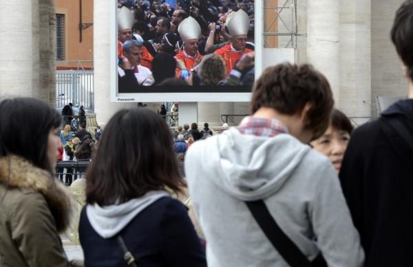 Missa, exibida ao vivo para muitos países pela televisão, reúne autoridades, diplomatas e milhares de fiéis e turistas dos cinco continentes (France Press)