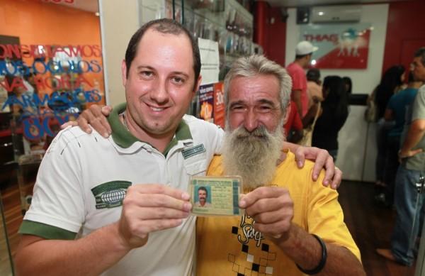 Veronez (à esq.) procurou o ganhador até encontrá-lo para devolver o bilhete; caso passou na TV e Lima foi encontrado (Rodrigo Zanotto/ Especial para AAN)