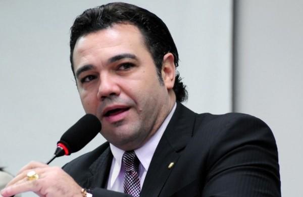 Houve protesto na porta da igreja e ele diz que tomará providências por ter sido ameaçado (Divulgação )
