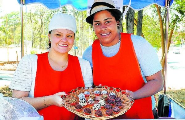 Samantha Moretti e Monique Rodrigues, que comercializam brigadeiros goumerts: nova opção de renda ( Edu Fortes/AAN)