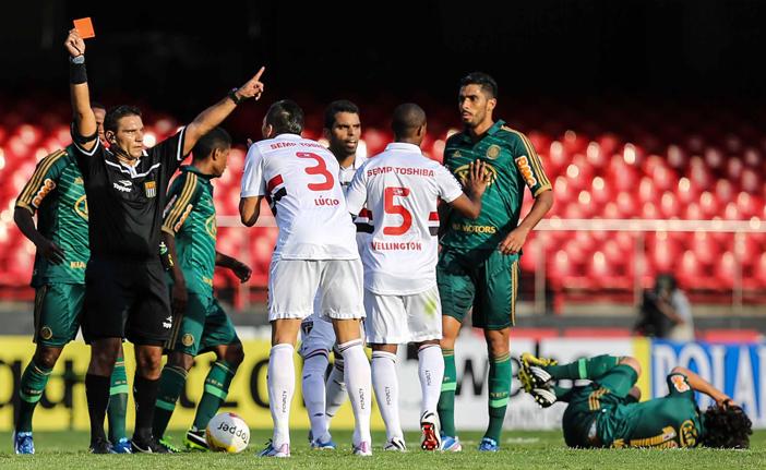 Lúcio, do São Paulo, recebe o cartão vermelho após dar cotovelada em Valdivia (no chão), do Palmeiras (William Volcov/AE)