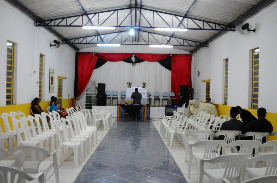 Pastor faz oração em igreja instalada no Jardim Campo Belo: responsável reconhece falta de alvará, mas diz que situação será regularizada (Elcio Alves/AAN)