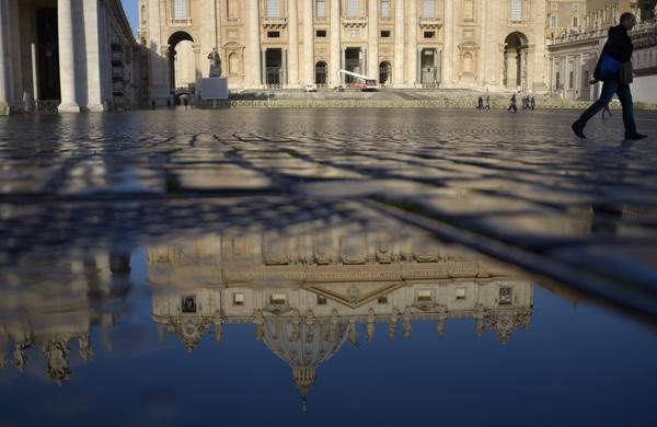Capela Sistina refletida em poça d'ádua ficará fechada para realização do conclave (France Press)