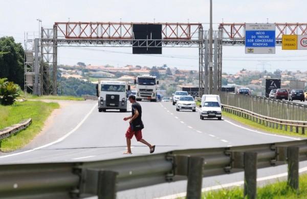 Pedestre atravessa a Anhanguera próximo à passarela (Erica Dezonne/AAN)