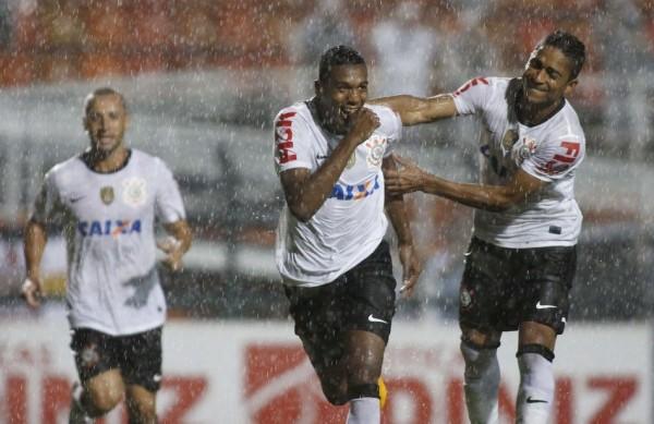 Com muita chuva no Pacaembu, Edenílson (centro) abriu a contagem para o Corinthians (Divulgação)