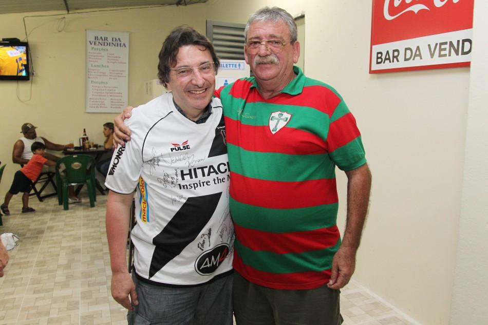 Saraiva (à esq.) ganhou a camisa autografada do amigo Dagoberto (Leandro Ferreira/AAN)