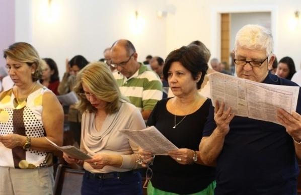 A viúva de Toninho, Roseana Moraes Garcia (de preto e verde), durante a missa ( Janaína Maciel/Especial a AAN )