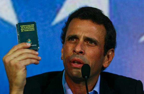 Capriles denunciou ainda os governistas que "utilizam a morte do presidente com objetivos eleitorais" (France Press)