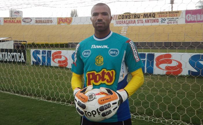 Emerson com a camisa do Mirassol: goleiro esteve no Guarani de 2010 a 2013 e fez 137 partidas (Vinicius de Paula/Agência Mirassol)