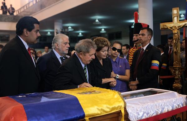 Dilma Rousseff e Lula estiveram durante a noite na capela ardente, e partiram antes do início da cerimônia (France Press)