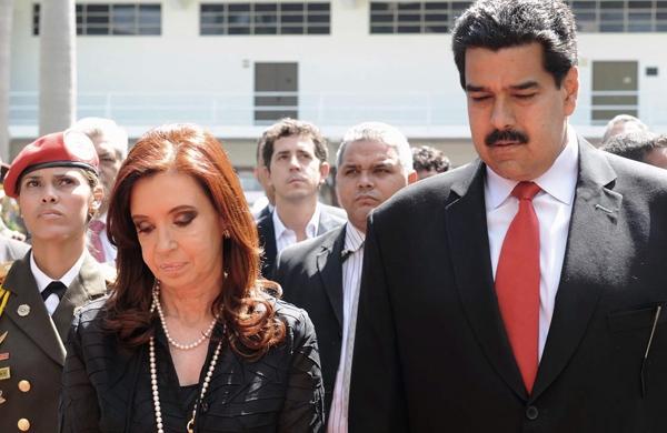 A presidente Cristina Kirchner, da Argentina, ao lado do sucessor de Chavez, Nicolas Maduro, durante o funeral (France Press)