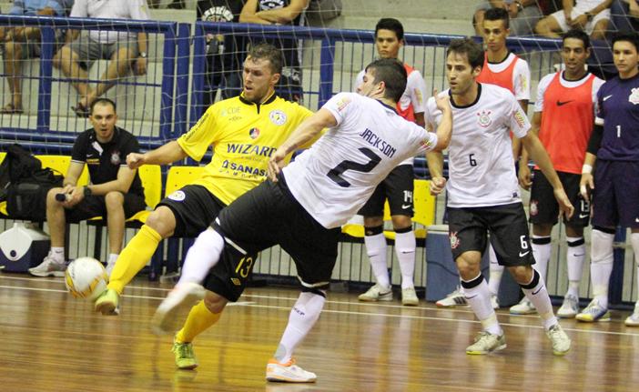 Lance da partida desta sexta-feira (08/03) entre Pulo do Gato e Corinthians no Ginásio Rogê Ferreira (André Montejano/Divulgação)