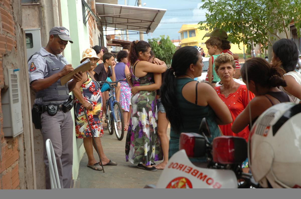 Familiares da vítima se abraçam no local do crime, no Antônio Palocci, em Ribeirão (Sérgio Masson/AAN)