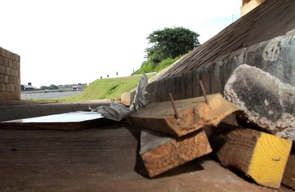 Foto próxima a local do acidente mostra material que poderia ser usado em ações criminosas na Anhanguera (Janaina Maciel/Especial para AAN)