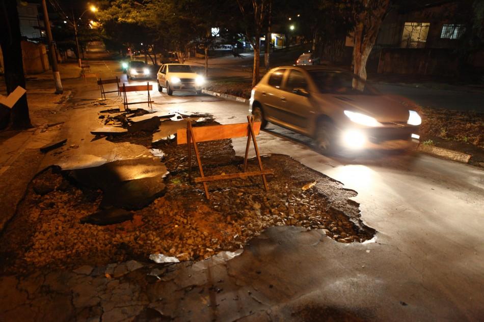 Asfalto foi levado pela força da chuva na Avenida Jorge Tibiriçá (Rodrigo Zanotto/Especial para a AAN)