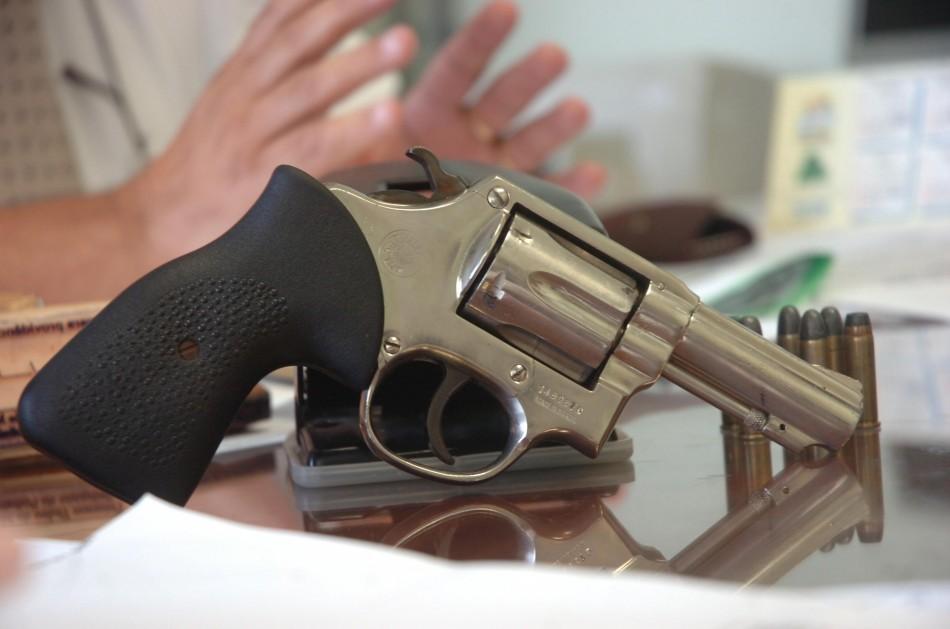 Revólver apreendido pela polícia após ser usado em ação criminosa (Cedoc/RAC)