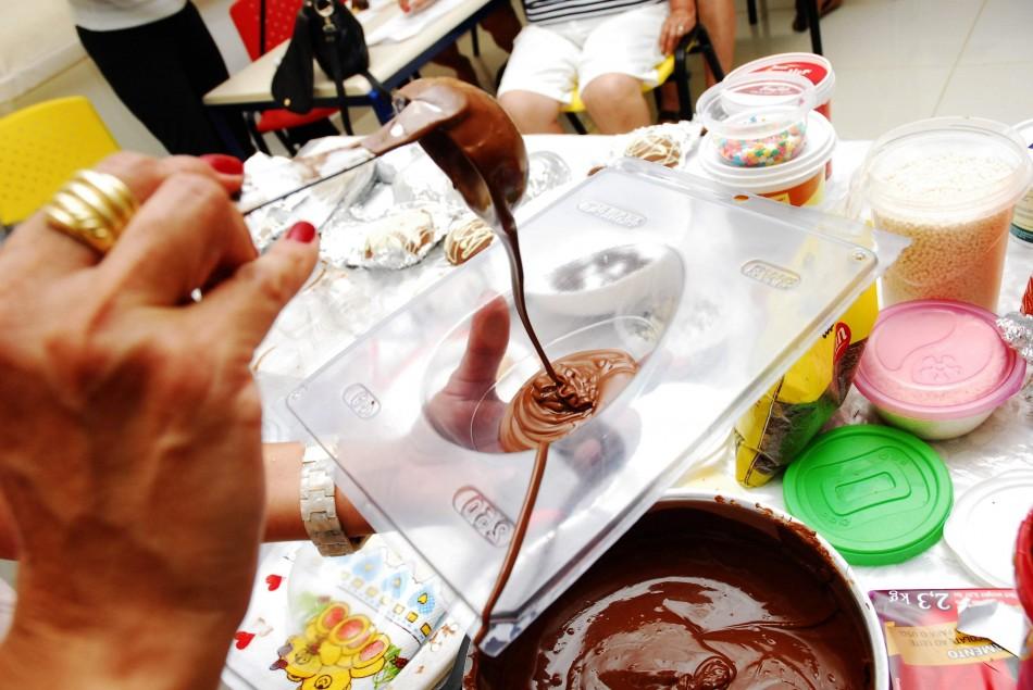 Oficina no Clube do Idoso teve muito chocolate para os vovôs (Mário Chaves/Divulgação)
