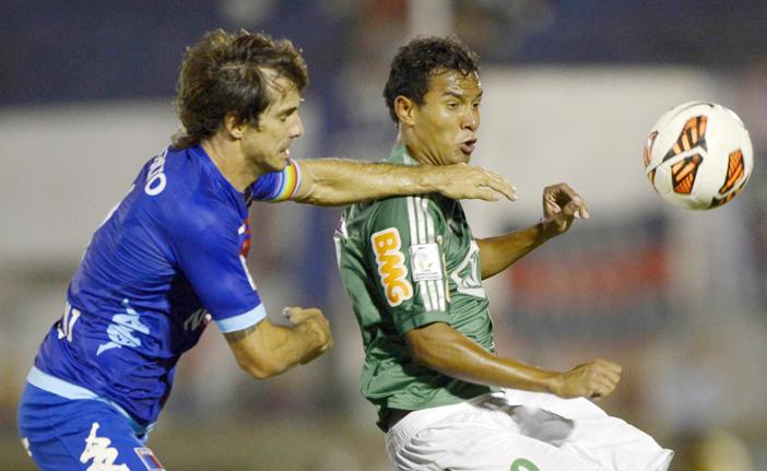 Vinicius (à dir.), do Palmeiras, disputa jogada com Galmarini, do Tigre: vacilo na Argentina (Jaun Mabromata/France Press)