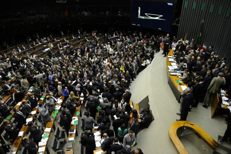 Após apreciar os vetos ao projeto de lei dos royalties, a Câmara dos Deputados aprovou em votação simbólica, na madrugada de hoje (7), o Projeto de Lei do Orçamento Geral da União para este ano. Depois de um acordo, a votação no Senado foi adiada para terça-feira (12), às 19h (Agência Brasil)