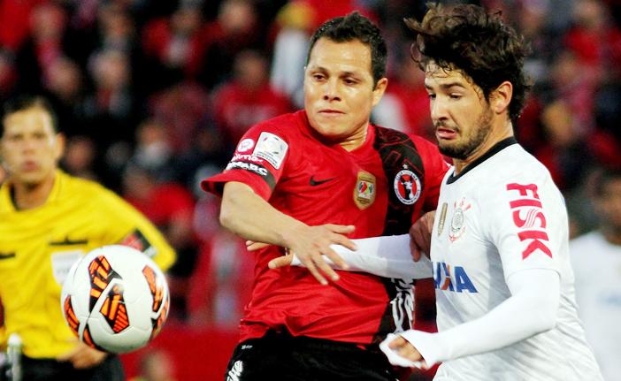 Alexandre Pato (à dir.), do Corinthians, disputa lance com Nuñez, do Tijuana (Manuel Montoya/France Press)