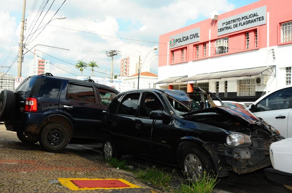 Carro amassado aguarda destino em frente ao 1º DP de Campinas (Elcio Alves/AAN)