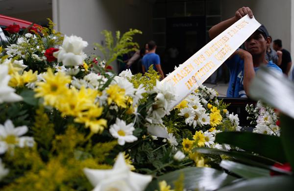 Coroas de flores são entregues no Ginásio Esportivo Arena Santos, em Santos, no litoral paulista (Luiz Fernando Menezes/AE )