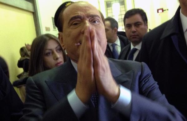 Silvio Berlusconi deixa sessão de julgamento na Itália onde foi condenado a um ano de prisão (France Press)