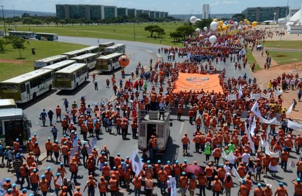 Marcha de centrais sindicais em Brasília (Agência Brasil)