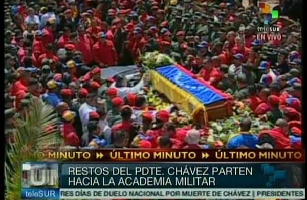 Imagem de TV venezuelana mostra multidão acompanhando cortejo fúnebre de Hugo Chávez (Reprodução)