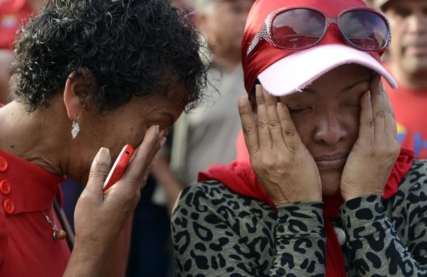 Povo venezuelano chora a morte de seu governante, Hugo Chávez (France Press)