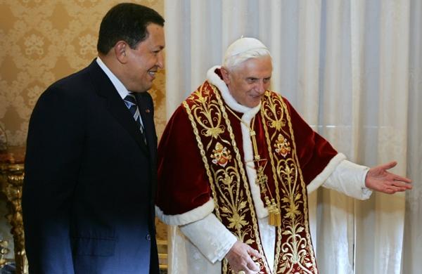 Imagem mostra visita de Hugo Chávez a Papa Bento XVI no Vaticano (France Press)
