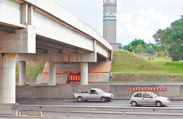 Tráfego sob o pontilhão na Rodovia Anhanguera, na altura do Km 90, em Campinas, onde foram registrados os ataques a motoristas (Janaína Maciel/AAN)
