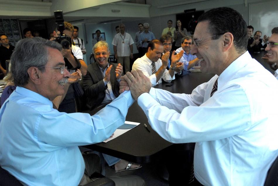 O prefeito Antonio Carlos Pannunzio (à esq.) cumprimenta Vitor Lippi (Mário Chaves/Divulgação)