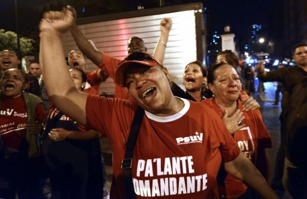 Venezuelanos choram a morte de seu líder Hugo Chávez, em Caracas (France Press)
