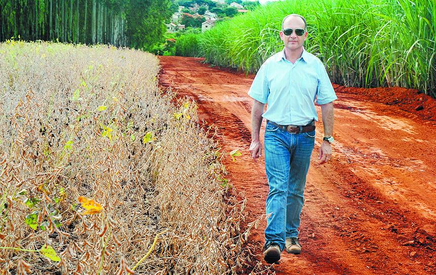 Klever José Coral caminha no corredor formado entre a cana-de-açúcar e a soja (Claudio Coradini/AAN)