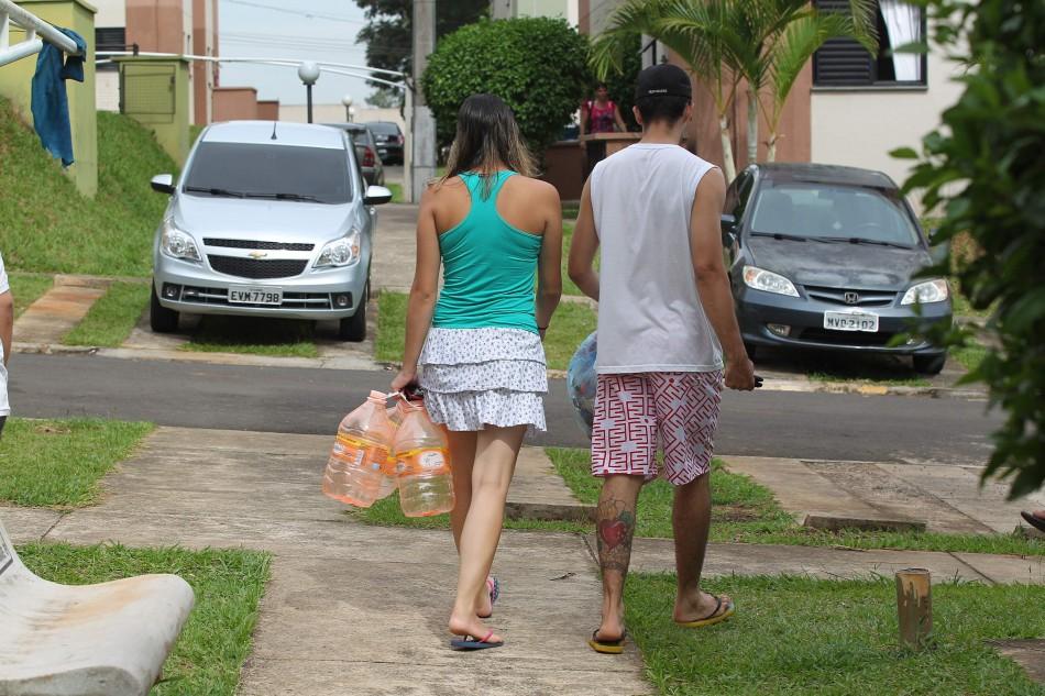Moradores do Condomínio Califórnia buscam por água em Sumaré (Leandro Ferreira/AAN)