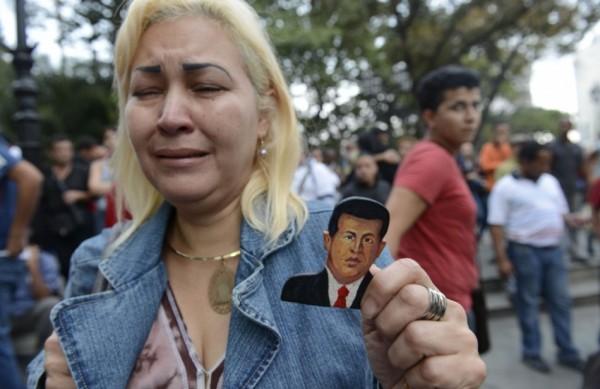 Admiradora de Hugo Chávez chora a morte de seu líder, na Venezuela (France Press)