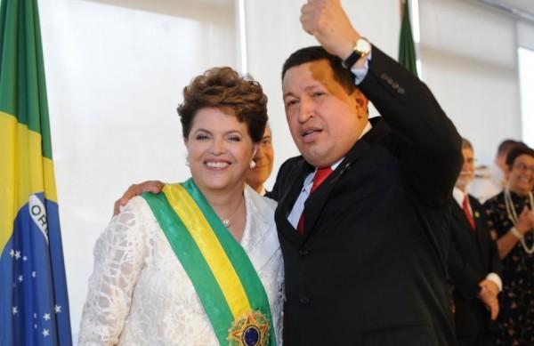 Presidente Dilma recebe abraço de presidente venezuelano, Hugo Chávez (Agência Brasil)